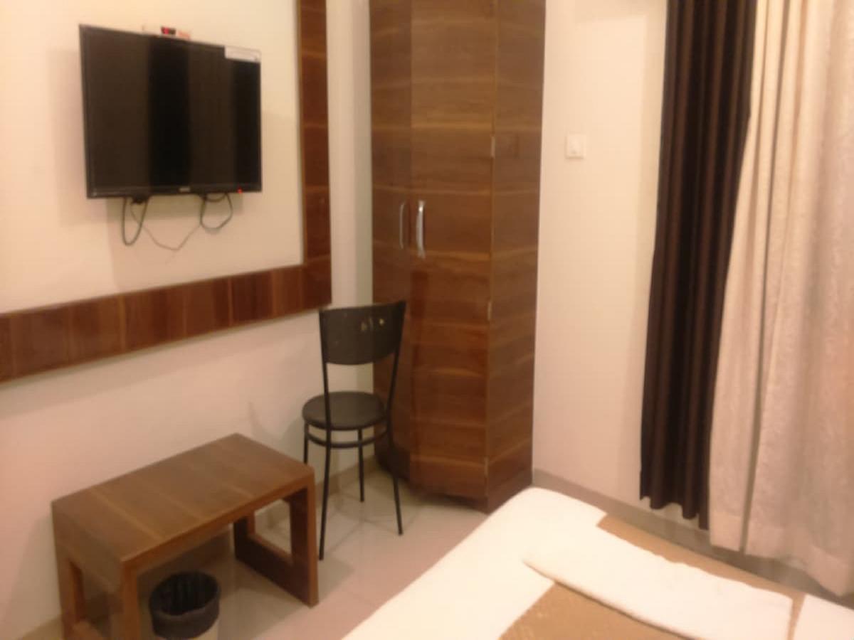 Hotel Shri Krishna Shirdi Buitenkant foto