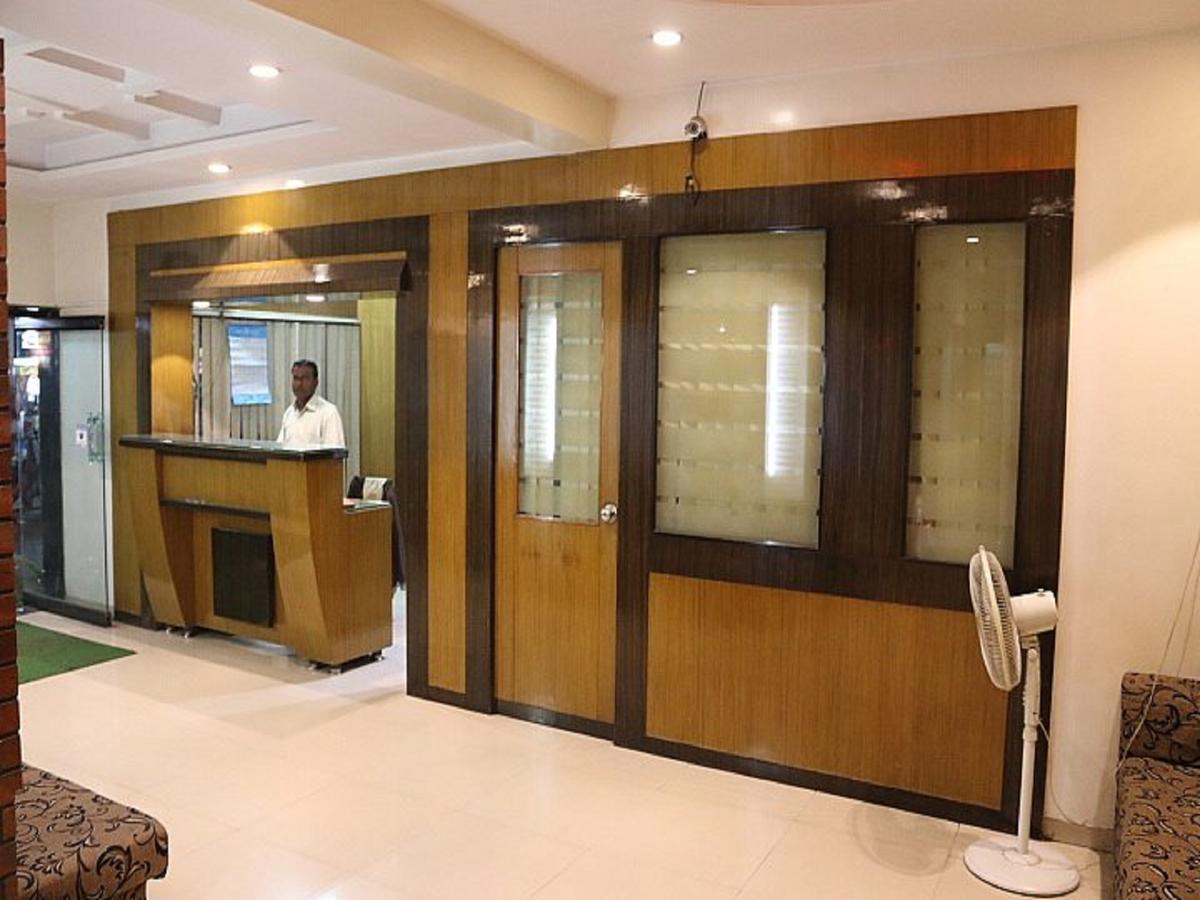 Hotel Shri Krishna Shirdi Buitenkant foto