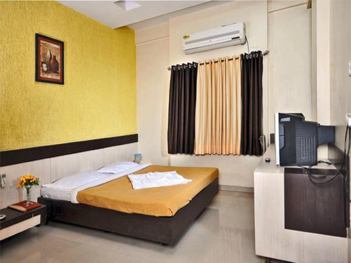 Hotel Shri Krishna Shirdi Buitenkant foto